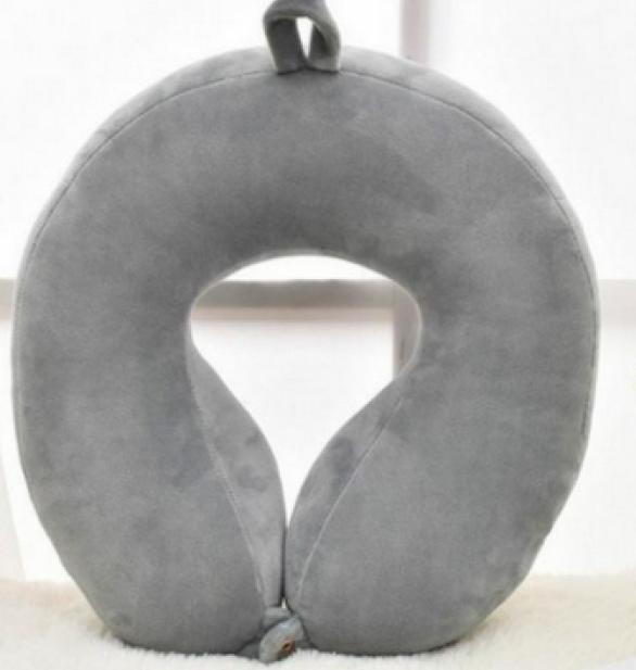 PORTABLE TRAVEL PILLOW Perfect Gifts for Every Type of Travel Love| a guide to buying useful gifts to inspire travelers to take their next adventure 