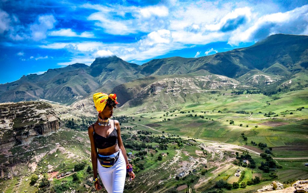 A kenyan girl in LESOTHO: traveling from South Africa to Lesotho by road 