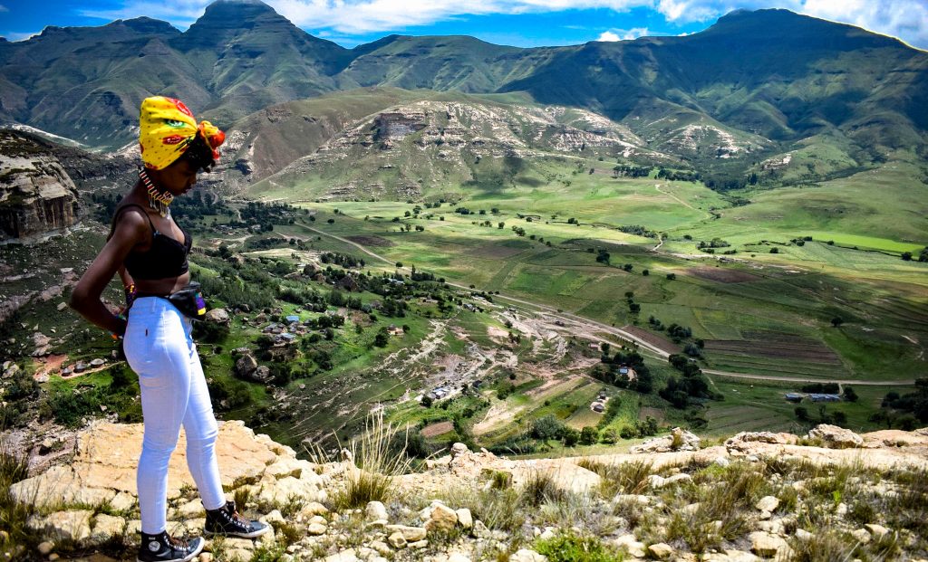 A kenyan girl in LESOTHO: traveling from South Africa to Lesotho by road 