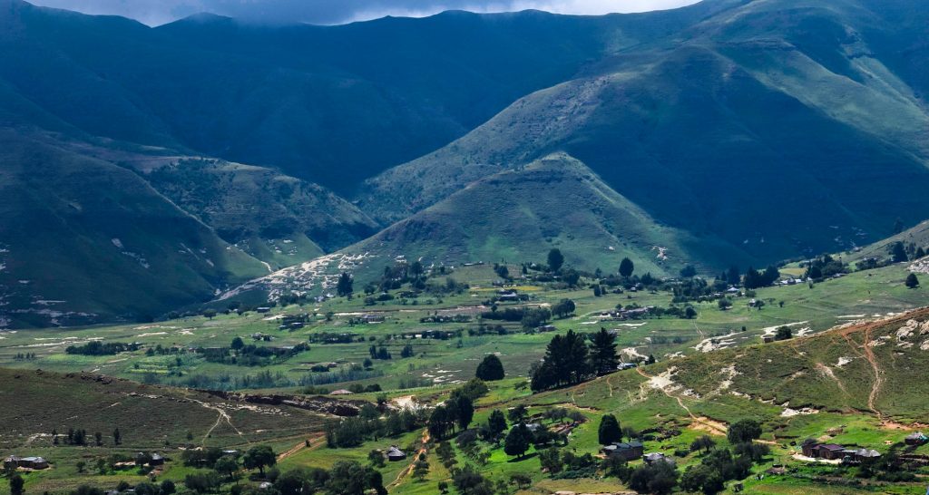 A kenyan girl in LESOTHO: traveling from South Africa to Lesotho by road 