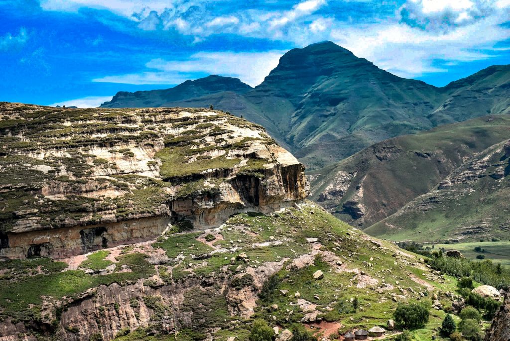 A kenyan girl in LESOTHO: traveling from South Africa to Lesotho by road 