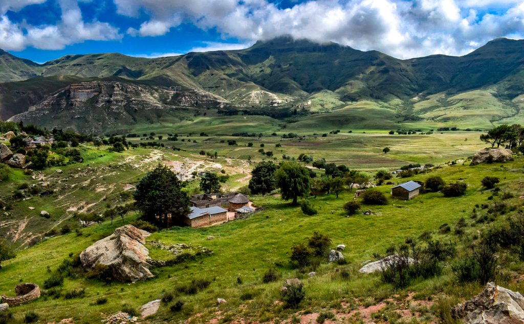 A kenyan girl in LESOTHO: traveling from South Africa to Lesotho by road 