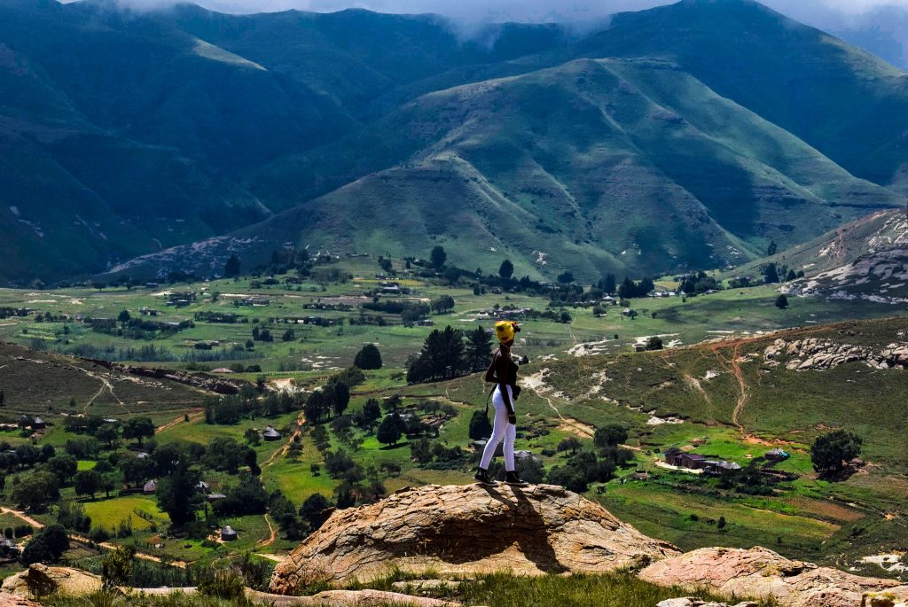 A kenyan girl in LESOTHO: traveling from South Africa to Lesotho by road 