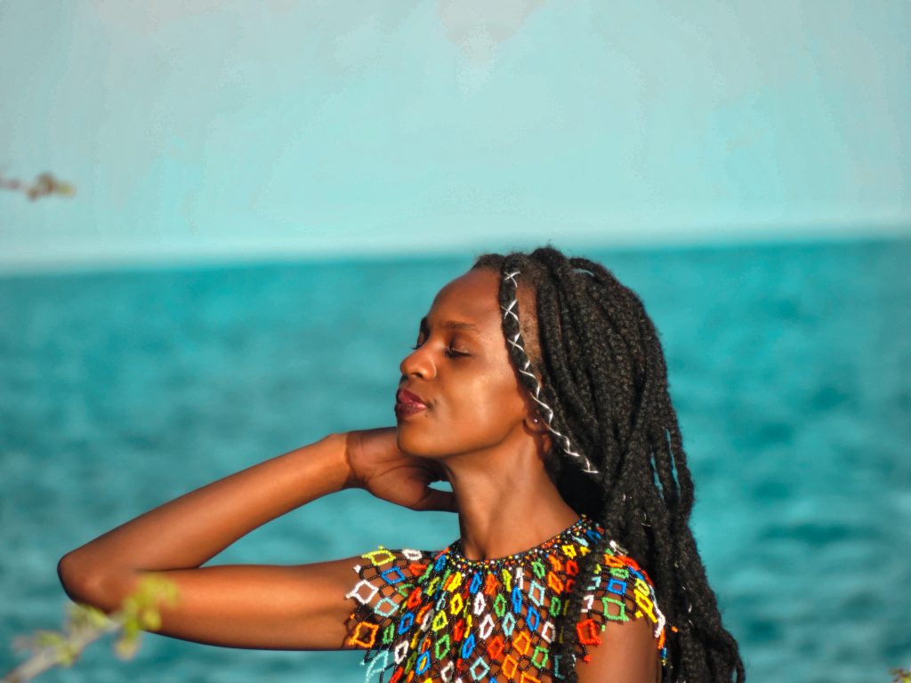 8 Simple ways to style your braids when traveling- Tips on how black women should style their protective braids in under three minutes
