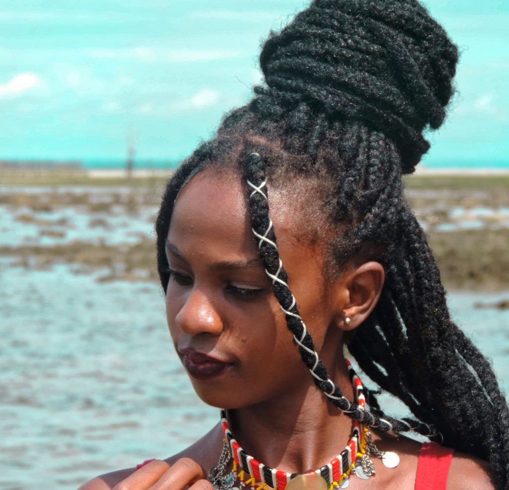 8 Simple ways to style your braids when traveling- Tips on how black women should style their protective braids in under three minutes